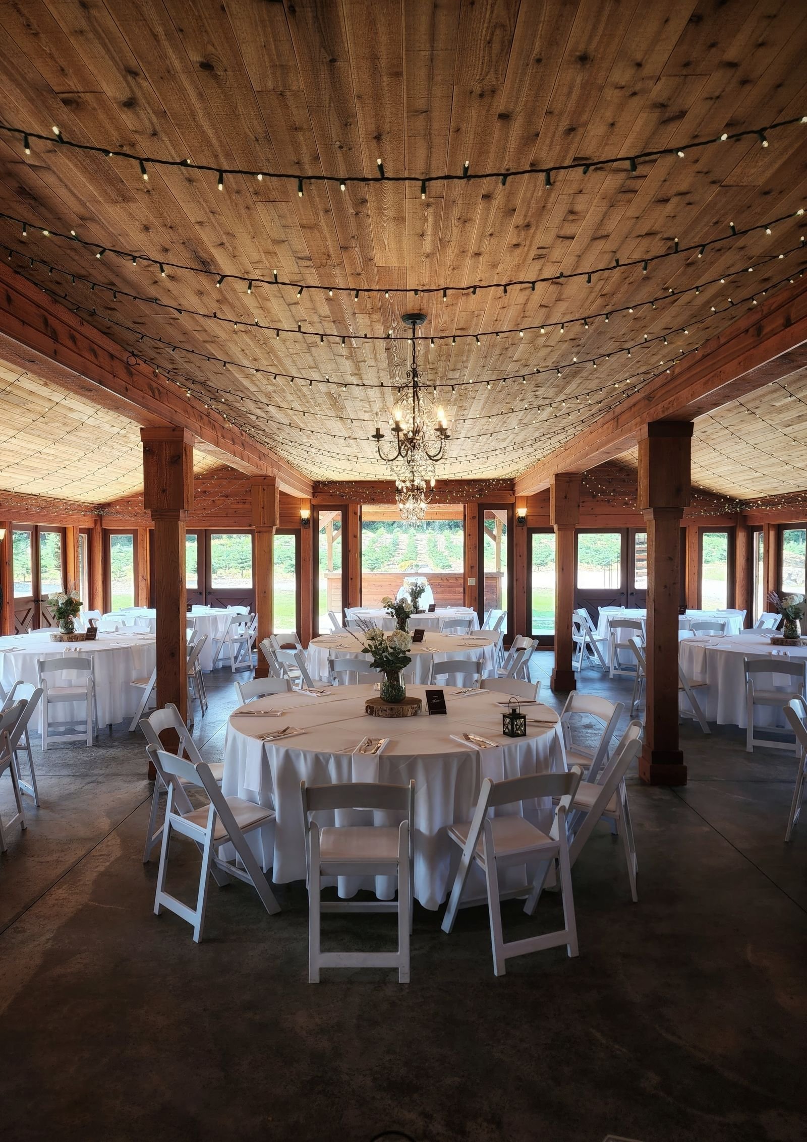 Salle de reception decoree avec tables rondes