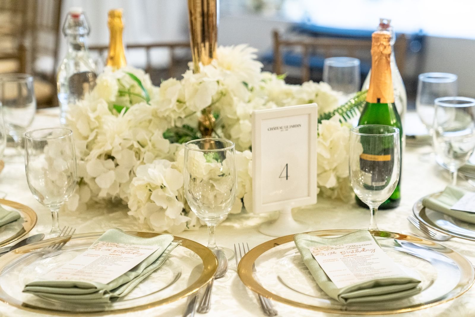 Table evenementielle fleurs blanches et champagne
