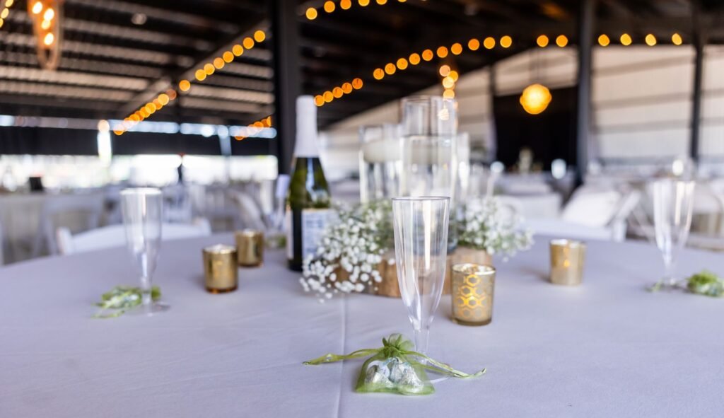 Table de reception de mariage decoree avec dorures et bougies