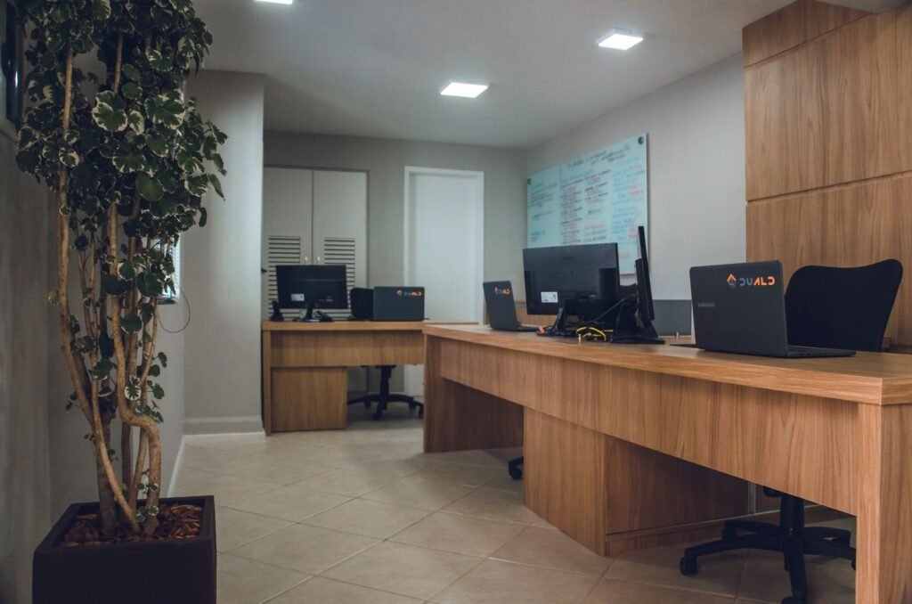 Bureau moderne avec espace de travail organise